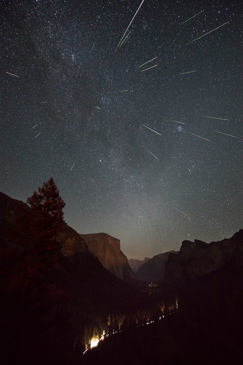 Über dem Yosemite-Nationalpark strömten die Meteore der Perseïden scheinbar aus dem Sternbild Perseus. Die Straße unten wird von einem Fahrzeug beleuchtet.