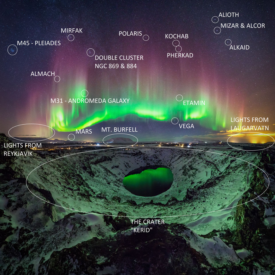 Über einem isländischen Kratersee leuchten grüne Polarlichter und ein sternklarer Himmel.
