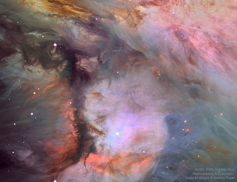 Bildfüllend ist ein Nebel dargestellt, darin ein runder lila Nebel mit einem Stern in der Mitte, der zum bekannten Orion-Nebel gehört.