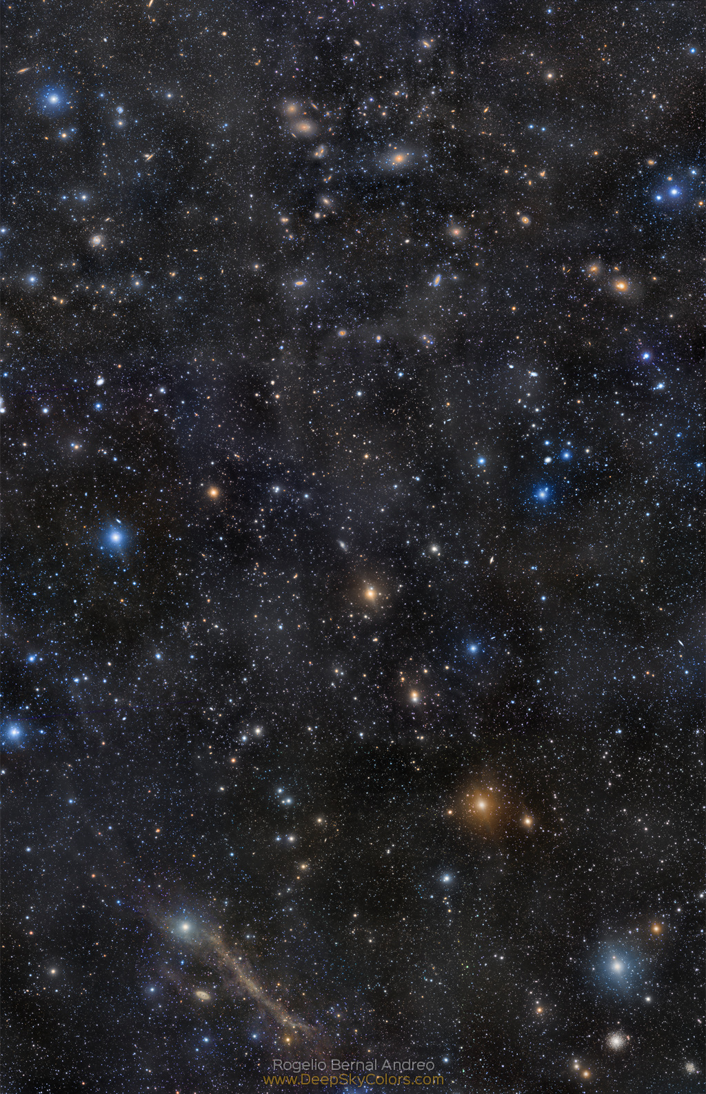Hinter Sternen in der Jungfrau und im Haar der Berenike sind Galaxien verteilt. Sie gehören zum Virgo-Galaxienhaufen. Markarjans Augen und die Markarjansche Kette sind auffällig, aber auch Messier-Objekte sind im Bild verteilt.