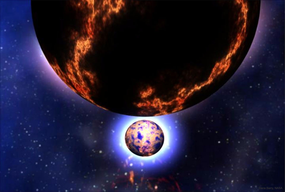 Zwei Himmelskörper sind vor einem dunklen Sternenhimmel dargestellt. Der obere ist dunkel mit goldenen Schlieren, der untere ist von einer strahlenden blauen Korona umgeben.