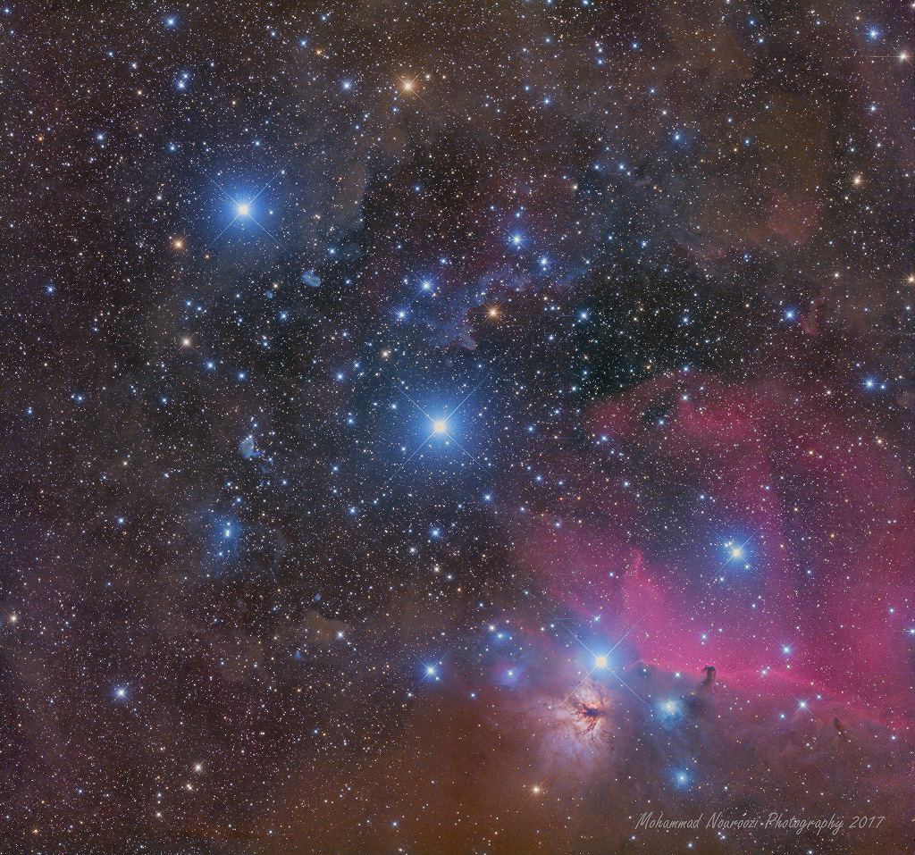 Die markantesten Sterne im Bild sind die drei Gürtelsterne des Orion. Sie sind von einem Sternenteppich umgeben, rechts unten kommt eine magentafarben leuchtende Wolke dazu, vor der sich winzig der dunkle Pferdekopfnebel als Silhouette abzeichnet.Links neben dem Pferdekopf ist der von mehreren Sternen umgebene Flammennebel.