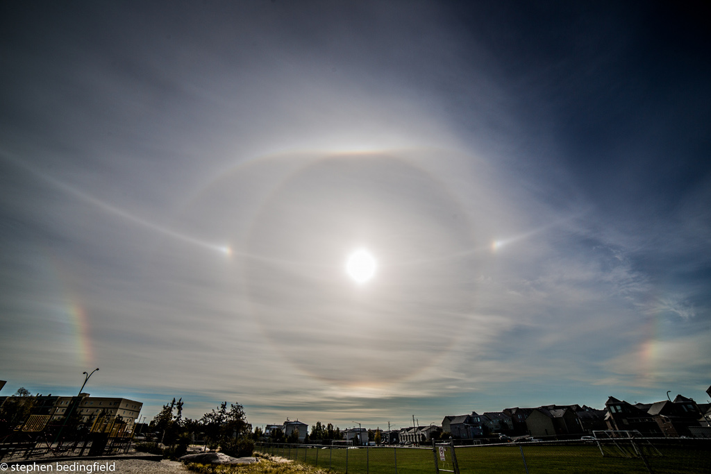 Über Yellowknife in Kanada ist eine Vielzahl an Halo-Erscheinungen zu beobachten. Sie entstehen, wenn Sonnen- oder Mondlicht an Eiskristallen reflektiert oder gebrochen wird.