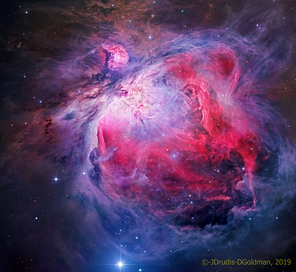 Bildfüllend ist der Orionnebel in Magenta und hellviolett abgebildet, im Zentrum leichtet der Nebel weißlich.