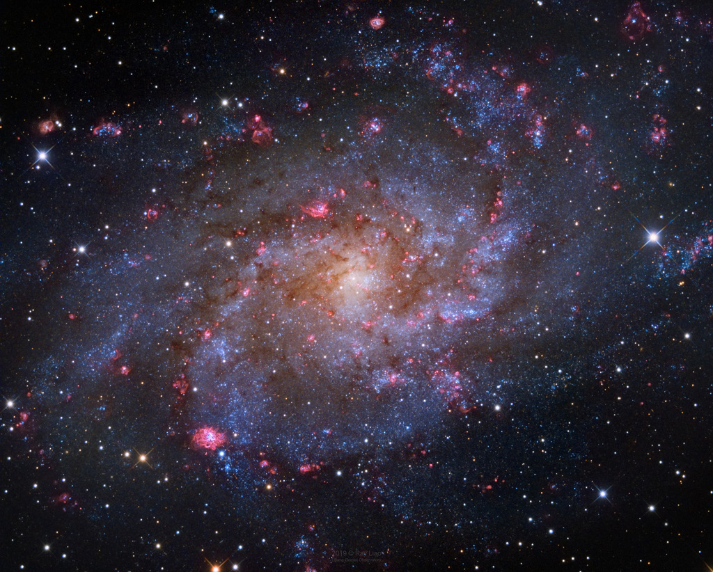 Siehe Beschreibung. Die Dreiecksgalaxie M33 im Sternbild Triangulum. Ein Klick auf das Bild lädt die höchstaufgelöste verfügbare Version.