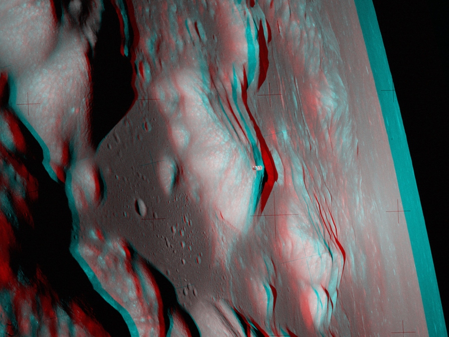 Siehe Beschreibung. Die Stereoanaglype zeigt das Südmassiv und das Taurus-Littrow-Tal, die Landestelle von Apollo 17; ein Klick auf das Bild lädt die höchstaufgelöste verfügbare Version.