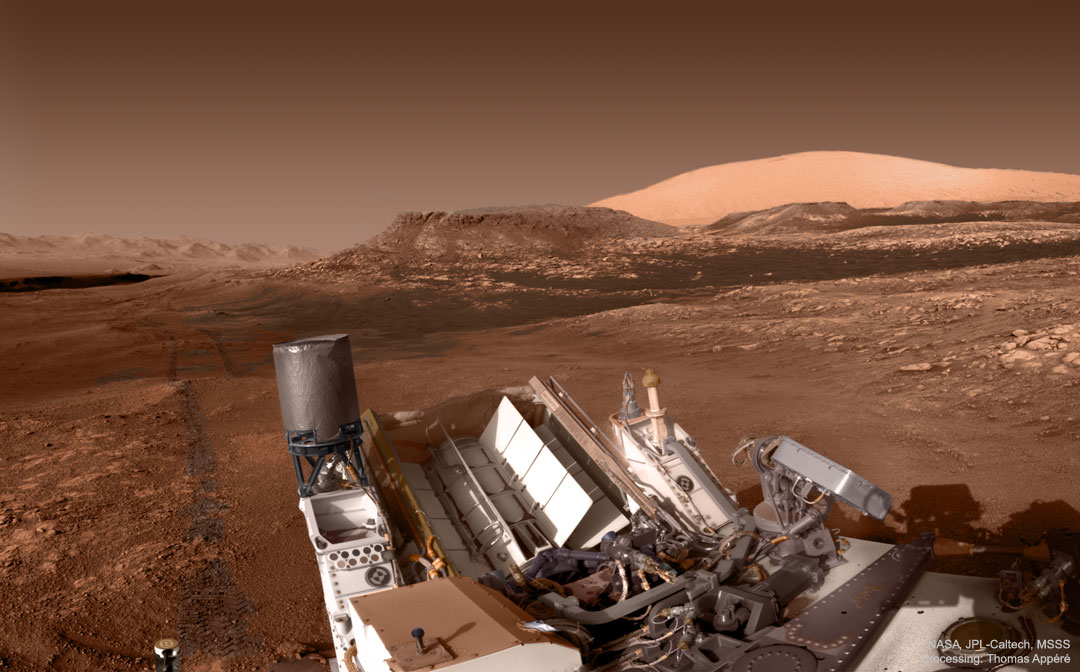 Siehe Beschreibung. Der Rover Curiosity fotografiert den Vera-Rubin-Kamm im Krater Gale; Ein Klick auf das Bild lädt die höchstaufgelöste verfügbare Version.