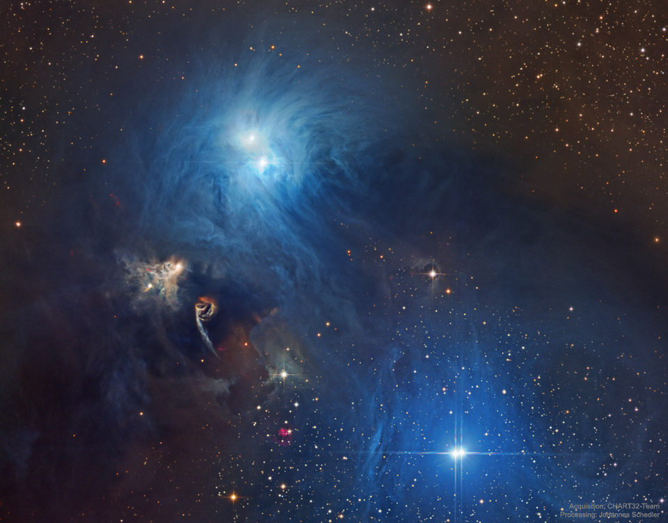 Siehe Beschreibung. Sternbildungsregion mit Reflexionsnebeln und Herbig-Haro-Objekten in der Corona Australis; Ein Klick auf das Bild lädt die höchstaufgelöste verfügbare Version.