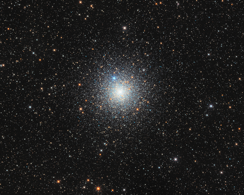 Siehe Beschreibung. Der Kugelsternhaufen NGC 6752 im Sternbild Pfau enthält blaue Nachzüglersterne; Ein Klick auf das Bild lädt die höchstaufgelöste verfügbare Version.