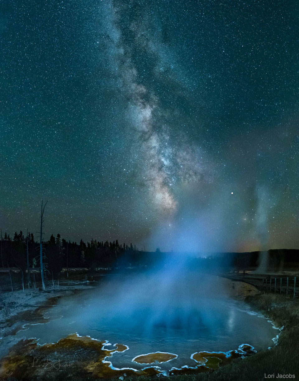 Siehe Beschreibung. Die Milchstraße über Silex Spring im Yellowstone-Nationalpark; Ein Klick auf das Bild lädt die höchstaufgelöste verfügbare Version.
