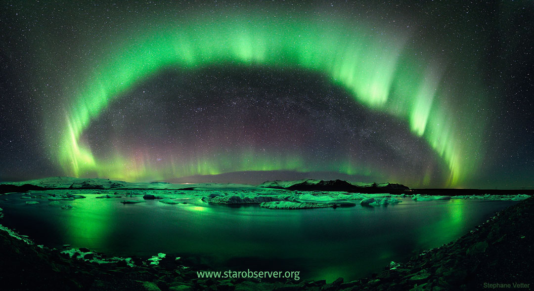 Siehe Beschreibung. Polarlichter über dem Jökulsárlón auf Island. Ein Klick auf das Bild lädt die höchstaufgelöste verfügbare Version.