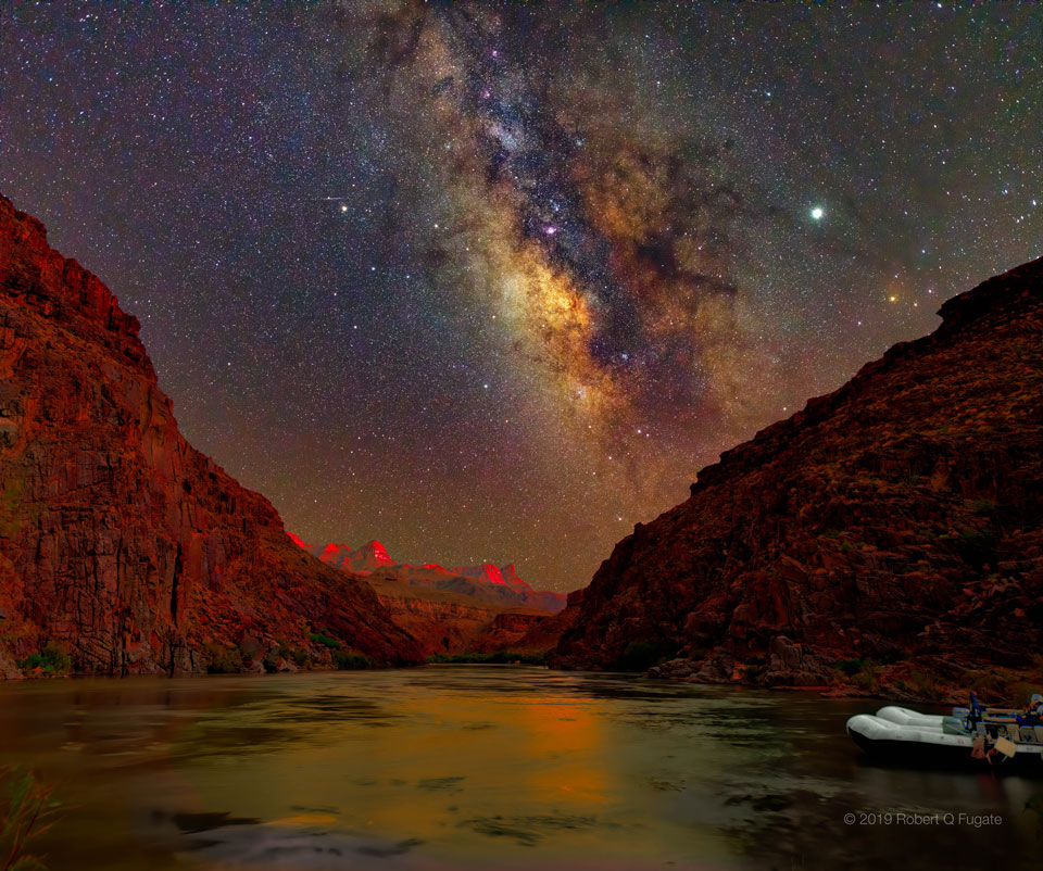 Siehe Beschreibung. Sonnenuntergang und Milchstraße im Grand Canyon; Ein Klick auf das Bild lädt die höchstaufgelöste verfügbare Version.