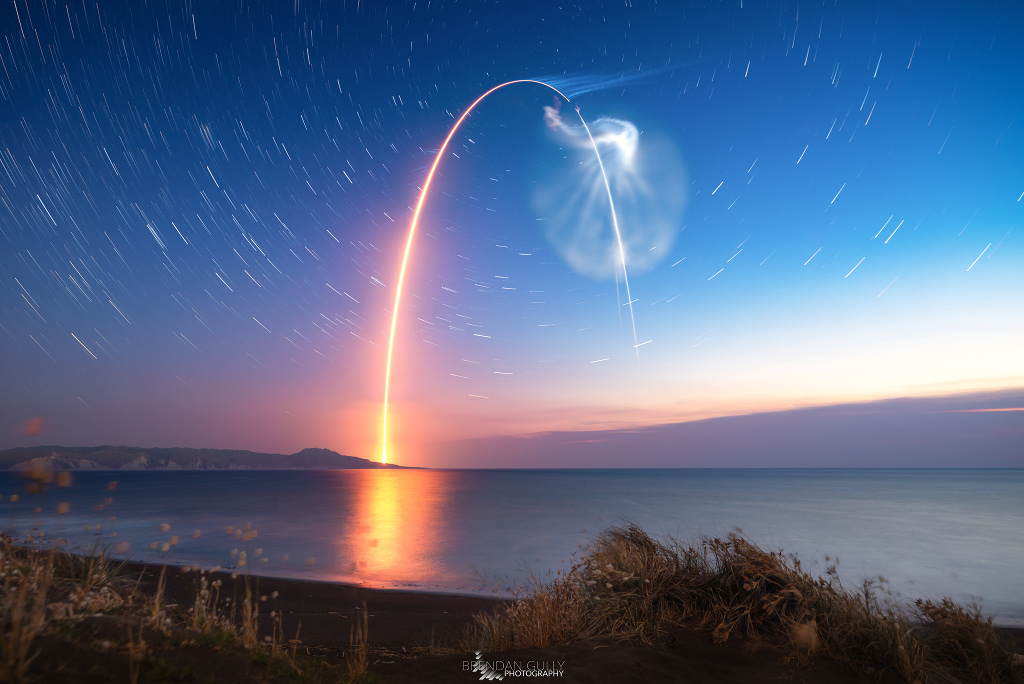 Start einer Electron-Trägerrakete auf der Halbinsel Mahia der neuseeländischen Nordinsel; Ein Klick auf das Bild lädt die höchstaufgelöste verfügbare Version.