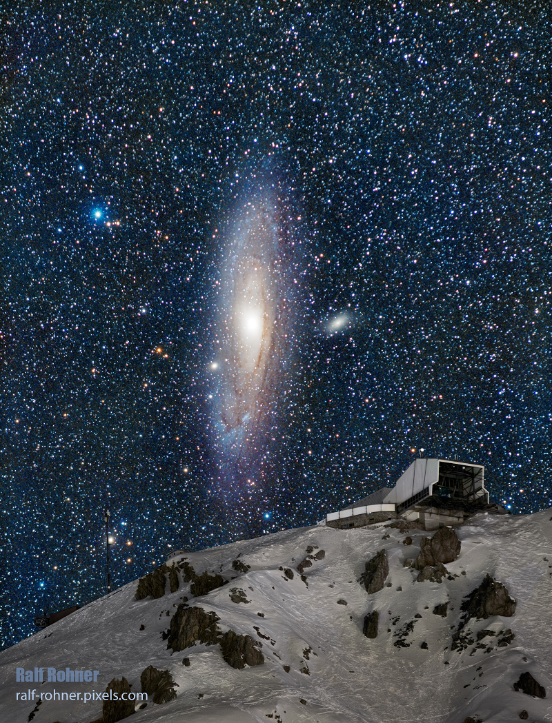 Bergstation Weisshorn in Arosa in der Schweiz neben der Andromeda-Galaxie Messier 31; Ein Klick auf das Bild lädt die höchstaufgelöste verfügbare Version.