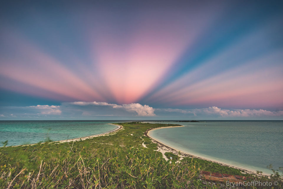 Gegendämmerungsstrahlen im Dry-Tortugas-Nationalpark bei Sonnenuntergang. Ein Klick auf das Bild lädt die höchstaufgelöste verfügbare Version.