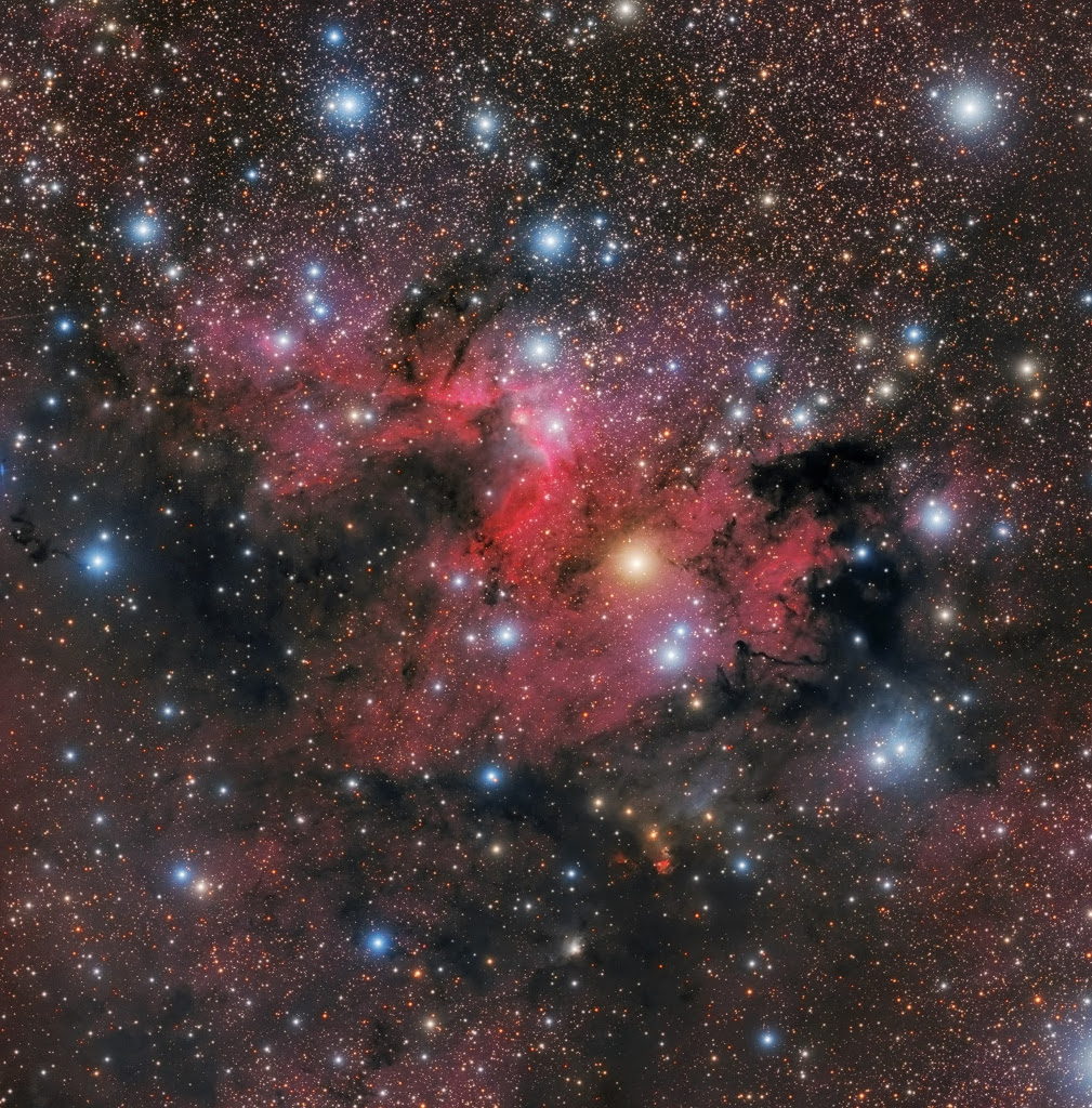 Sternbildung im staubhaltigen Höhlennebel am Rande der Kepheus-Molekülwolke; Ein Klick auf das Bild lädt die höchstaufgelöste verfügbare Version.