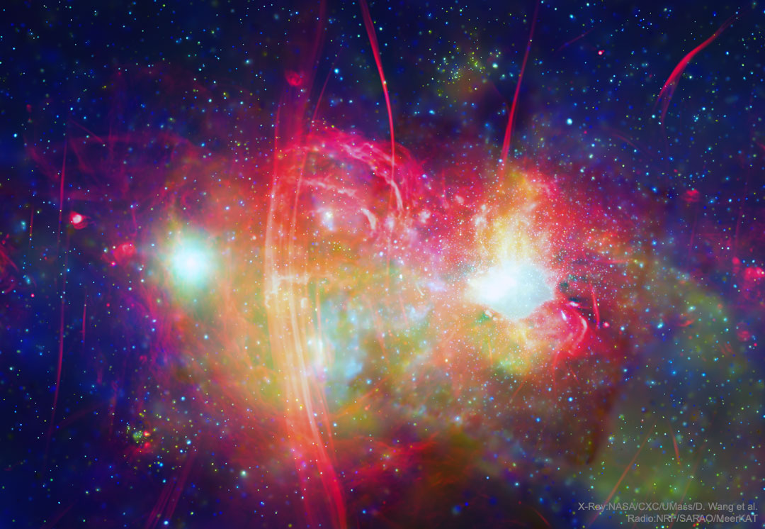 Sgr A*, das Zentrum unserer Galaxis mit einem Schwarzen Loch, leuchtet in jeder Art von Licht; Ein Klick auf das Bild lädt die höchstaufgelöste verfügbare Version.