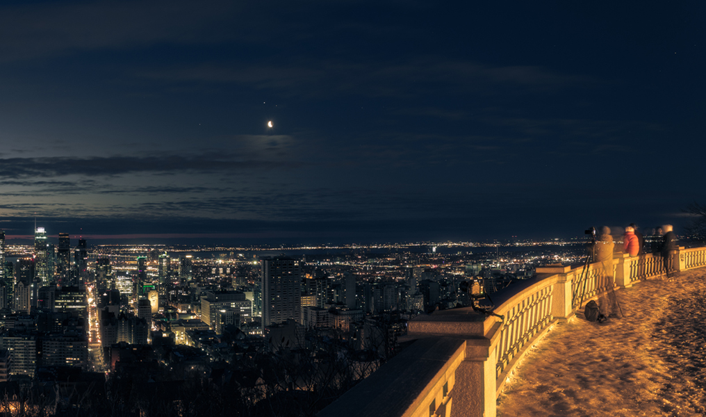 Abnehmende Mondsichel mit den Planeten Mars, Jupiter und Saturn in der Morgendämmerung über Montreal; Ein Klick auf das Bild lädt die höchstaufgelöste verfügbare Version.