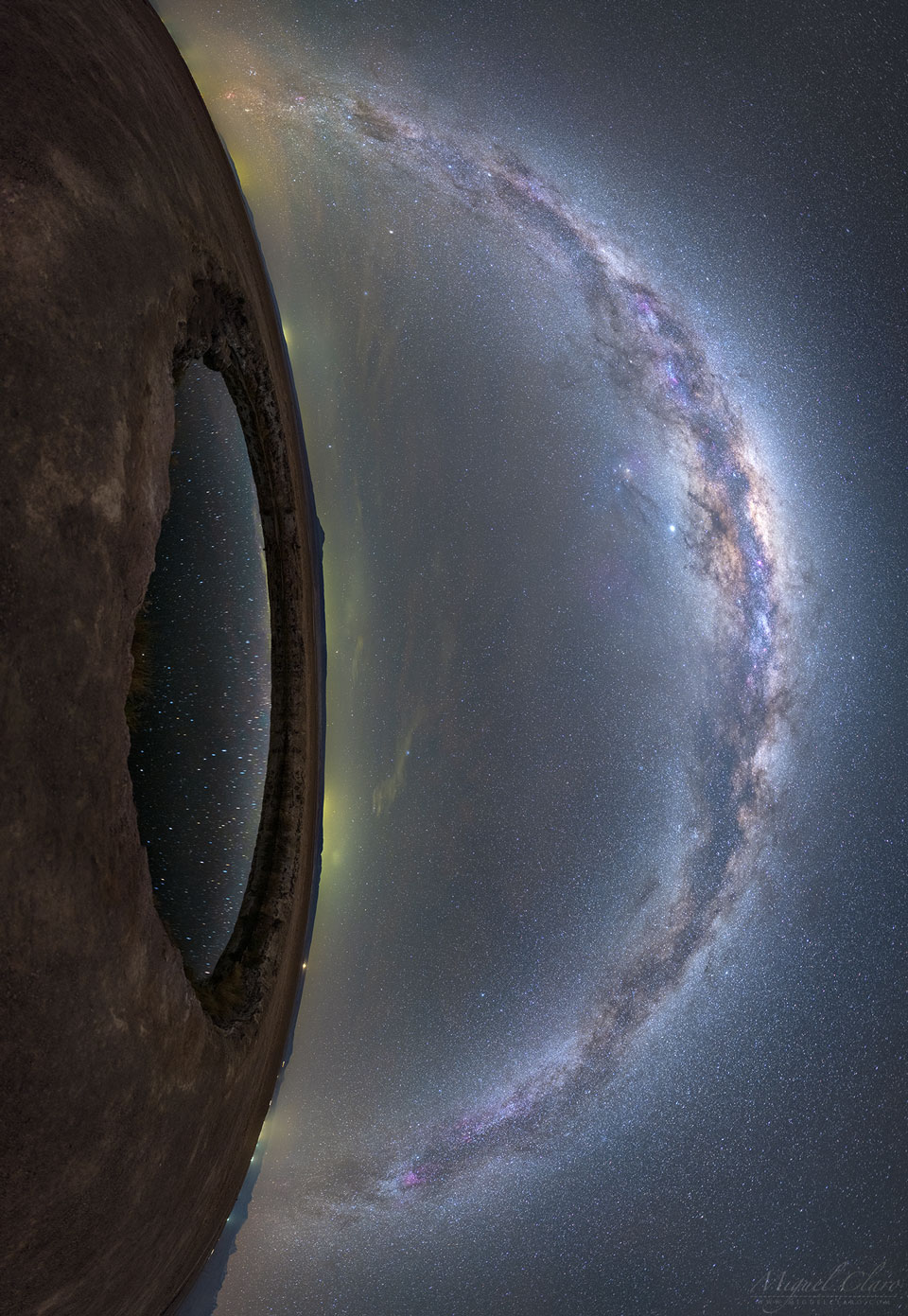 Milchstraße und Sterne im Auge bei den Ojos del Salar in der Atacamawüste in Chile; Ein Klick auf das Bild lädt die höchstaufgelöste verfügbare Version.