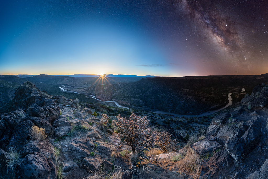 Panorama mit Nachthimmel, blauer Stunde und Sonnenaufgang über dem Tal des Rio Grande in New Mexico; Ein Klick auf das Bild lädt die höchstaufgelöste verfügbare Version.