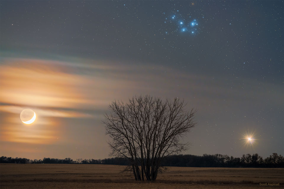 Mond, Venus und der Sternhaufen der Plejaden nach Sonnenuntergang über Saskatchewan in Kanada; Ein Klick auf das Bild lädt die höchstaufgelöste verfügbare Version.