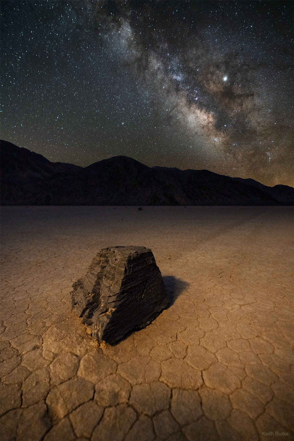 In der Racetrack Playa im Death Valley in Kalifornien wandern riesige Felsbrocken über eine trockene Ebene; Ein Klick auf das Bild lädt die höchstaufgelöste verfügbare Version.