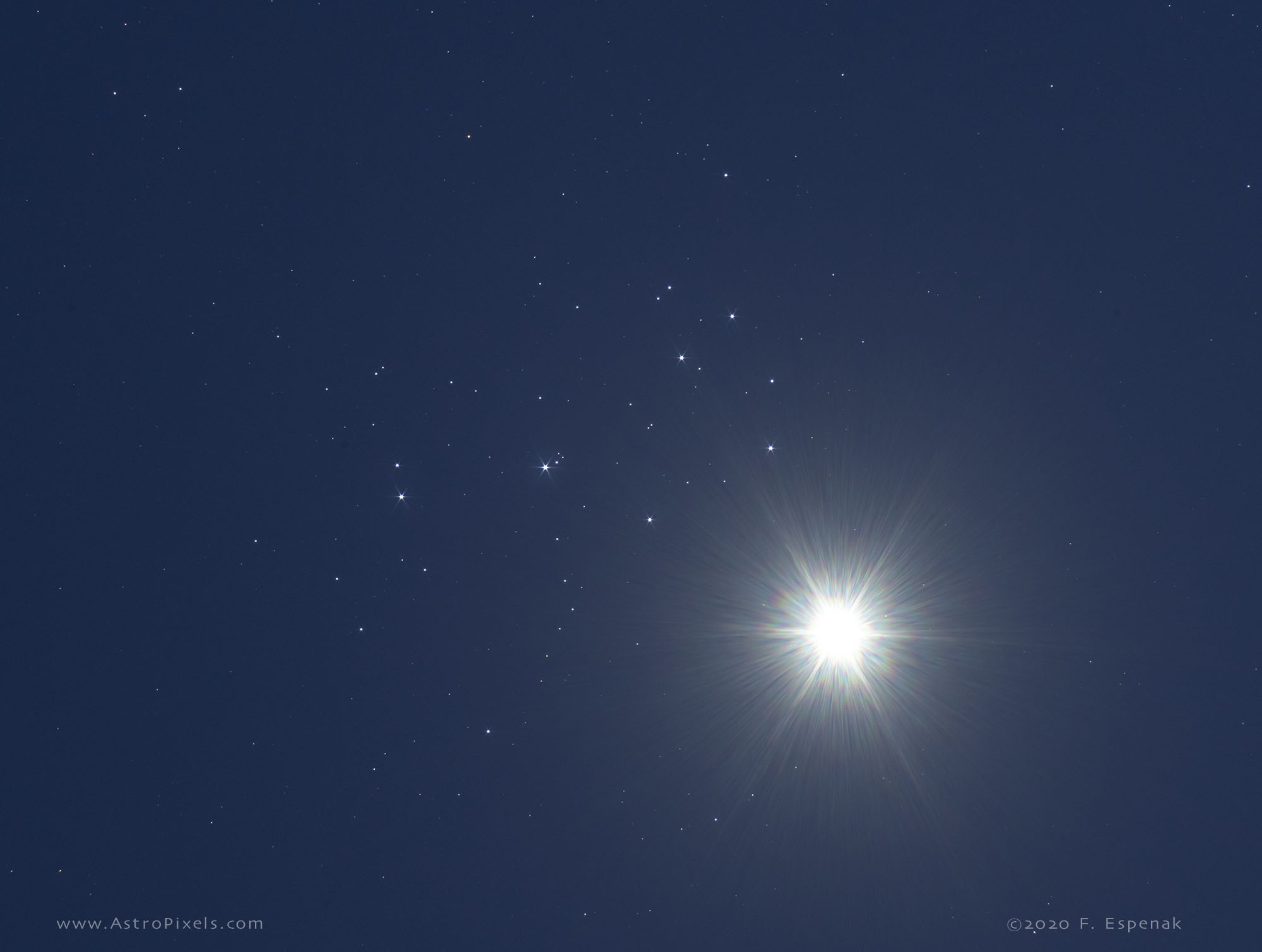 Der Planet Venus zieht am Sternhaufen der Plejaden vorbei; Ein Klick auf das Bild lädt die höchstaufgelöste verfügbare Version.