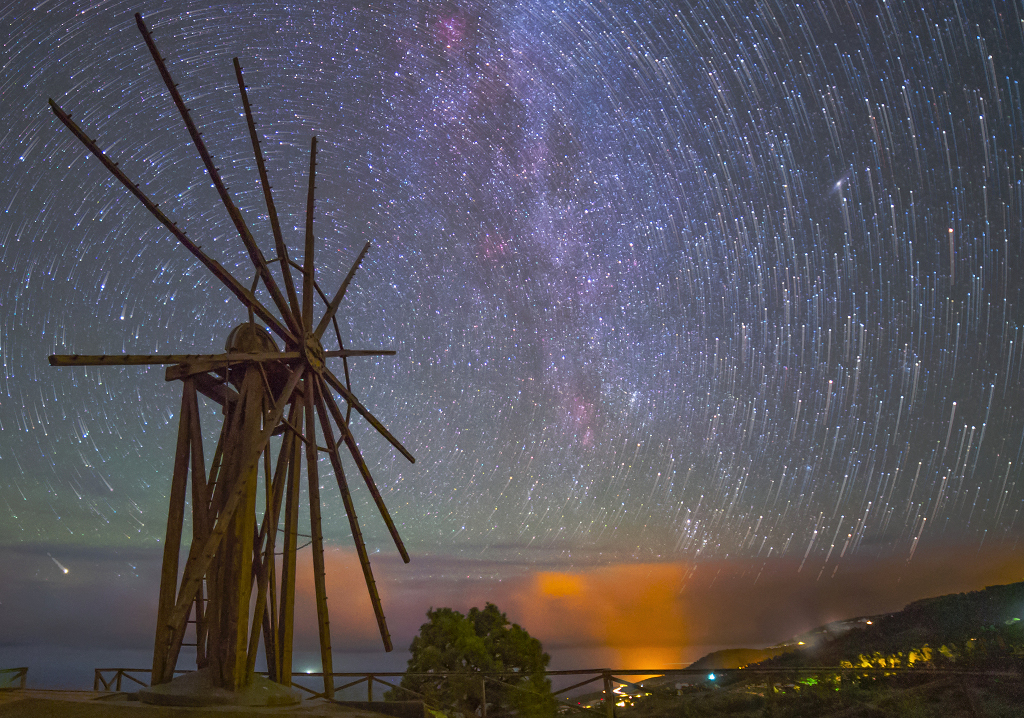 Nachtlandschaft mit Strichspuren und Windmühle in der Gemeinde Garafia auf der Kanarischen Insel La Palma; Ein Klick auf das Bild lädt die höchstaufgelöste verfügbare Version.