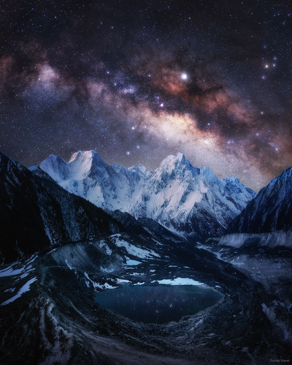 Die Milchstraße wölbt sich über den schneebedeckten Bergen des Himalaja in Nepal.
