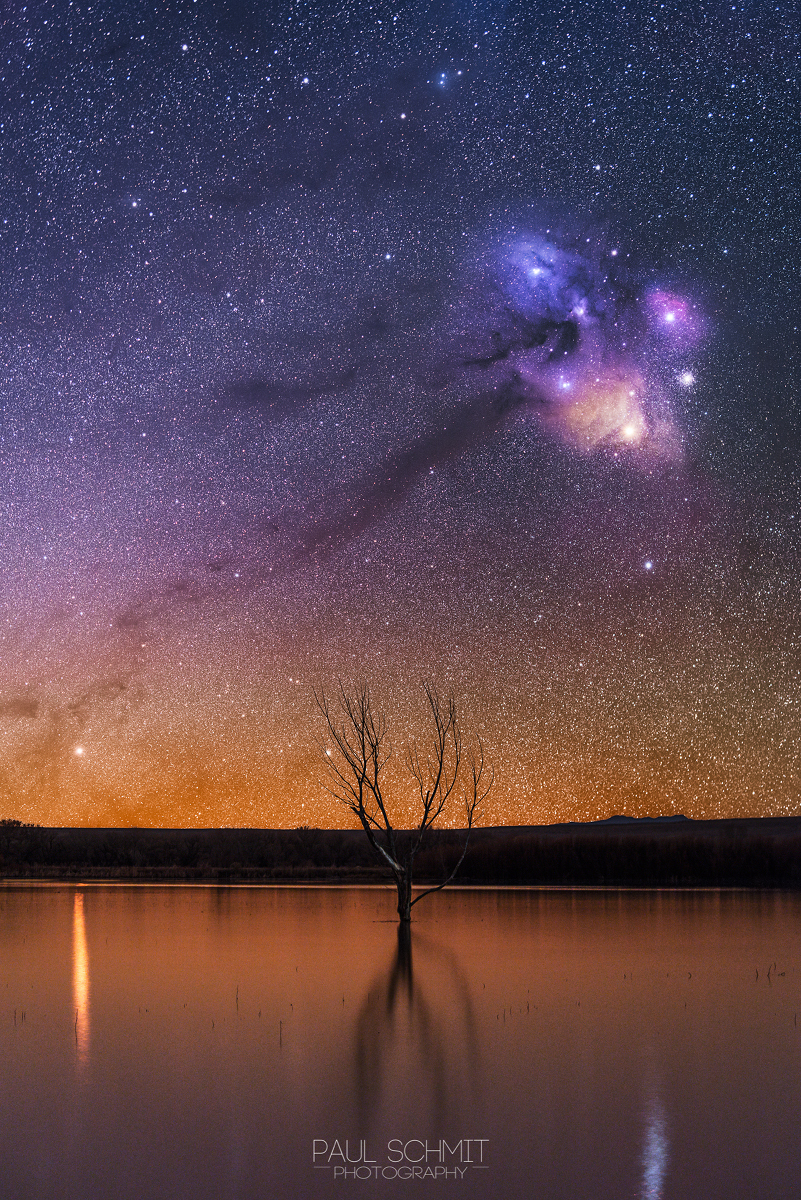 Dieses Bild aus dem staatlichen Wildtierschutzgebiet Bosque del Apache in New Mexico zeigt einen dunklen Fluss, der zu Antares und Rho Ophiuchi im Sternbild Skorpion mit farbenprächtigen Reflexionsnebeln führt.