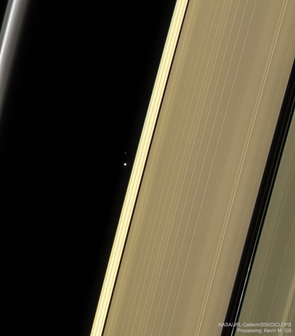 2017 fotografierte die Raumsonde Cassini beim Blick durch die Ringe den Planeten Erde und ihren Mond.