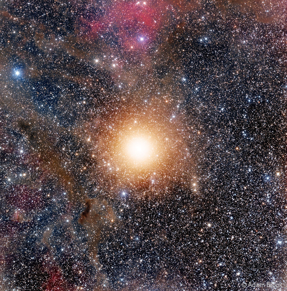 Der rote Überriesenstern Beteigeuze im Sternbild Orion ist so hell, dass er auch in kleineren Teleskopen größer als nur ein Lichtpunkt erscheint.