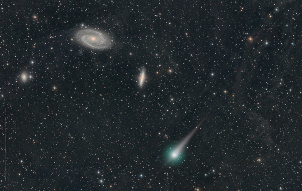 Komet PanSTARRS teilt sich ein Teleskopsichtfeld mit den Galaxien M81 und M82 im Großen Wagen.