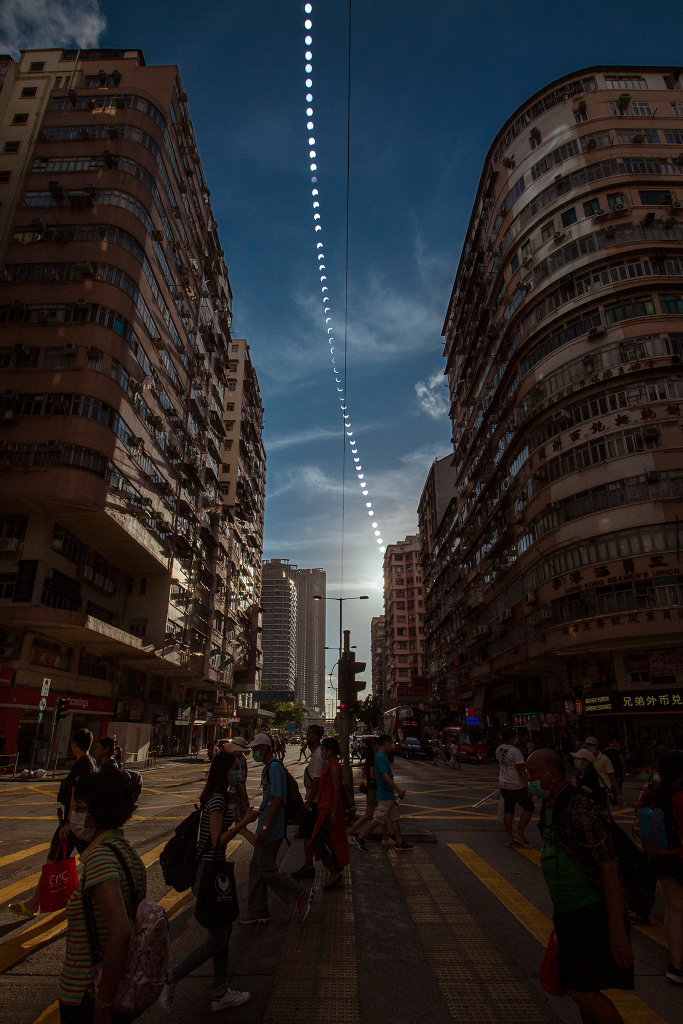 Der Ablauf der ringförmigen Sonnenfinsternis am 21. Juni, fotografiert in der Jordan Street in Hongkong.
