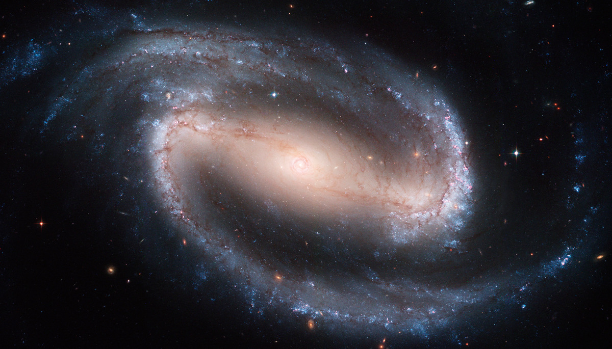 Die Balkenspiralgalaxie NGC 1300 liegt ungefähr 70 Millionen Lichtjahre entfernt am Ufer des Sternbildes Eridanus.