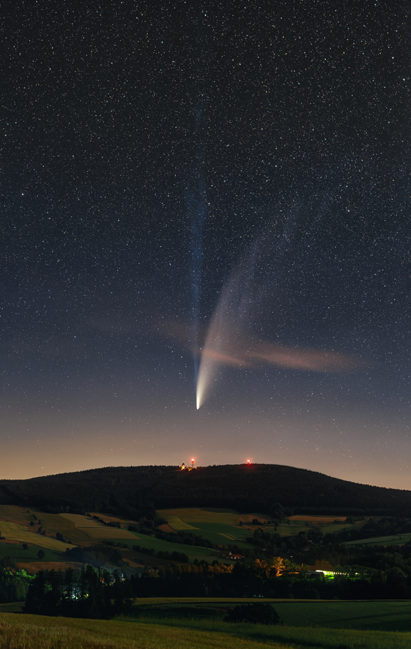 Diese detailreiche Himmelsansicht von Suchý vrch in Tschechien zeigt den Kometen NEOWISE (C/2020 F3), der am 23. Juli die größte Annäherung an die Erde erreicht.