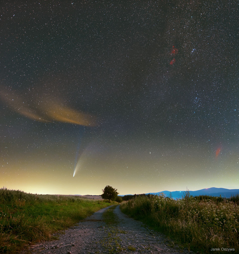 Komet C/2020 F3</a> (NEOWISE) über dem Glatzer Schneegebirge (Masyw Śnieżnika, Králický Sněžník) in der Nähe von Międzygórze (Polen).