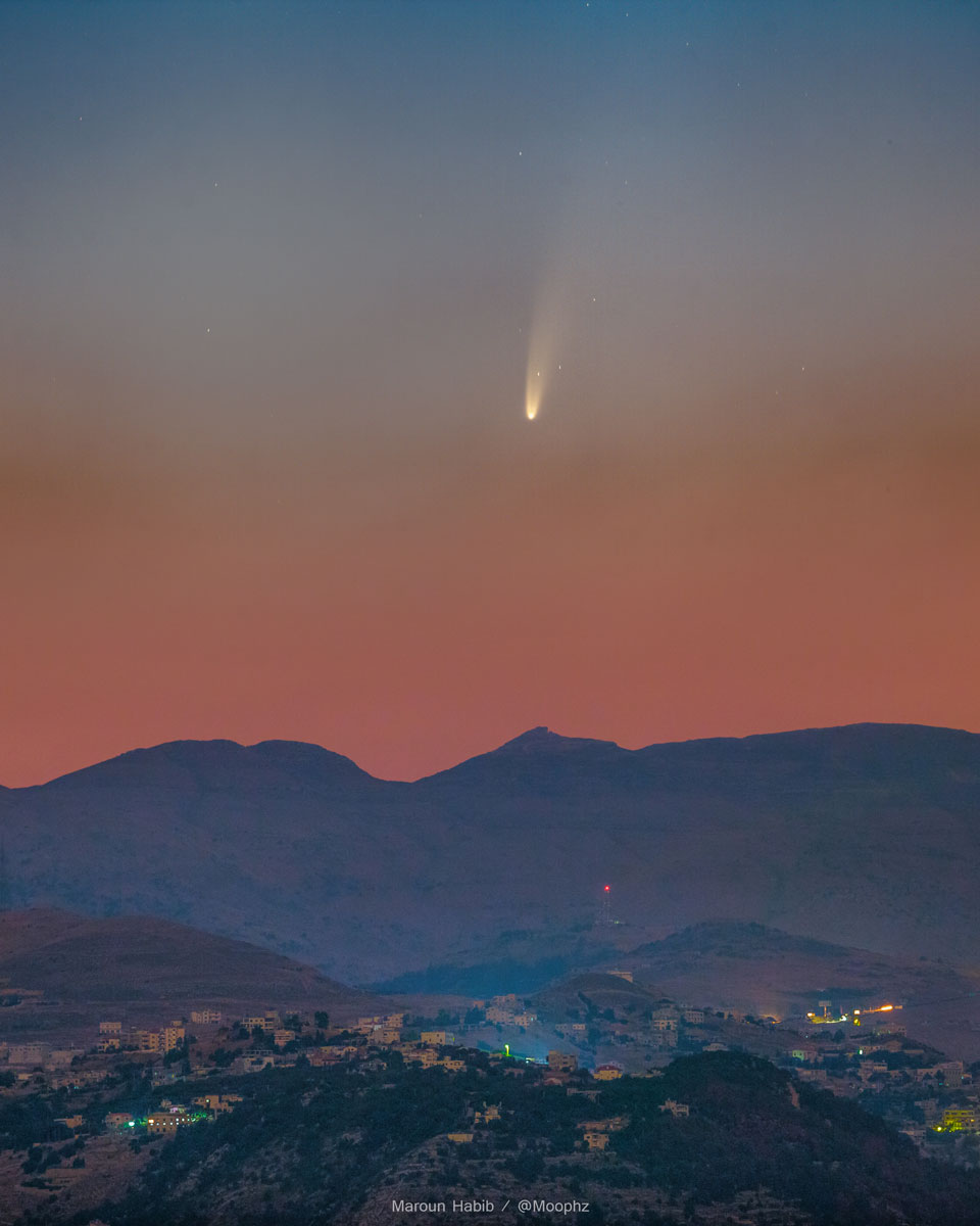 Komet C/2020 F3 NEOWISE kurz vor Sonnenaufgang über dem Libanon.