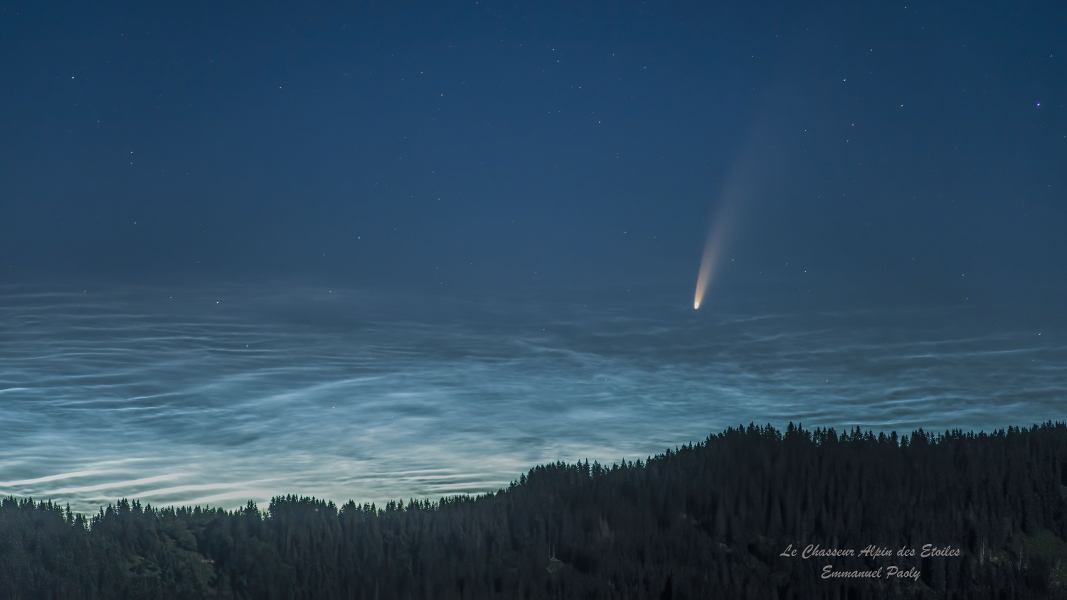 Leuchtende Nachtwolken und Komet C/2020 F3 NEOWISE in der Morgendämmerung.