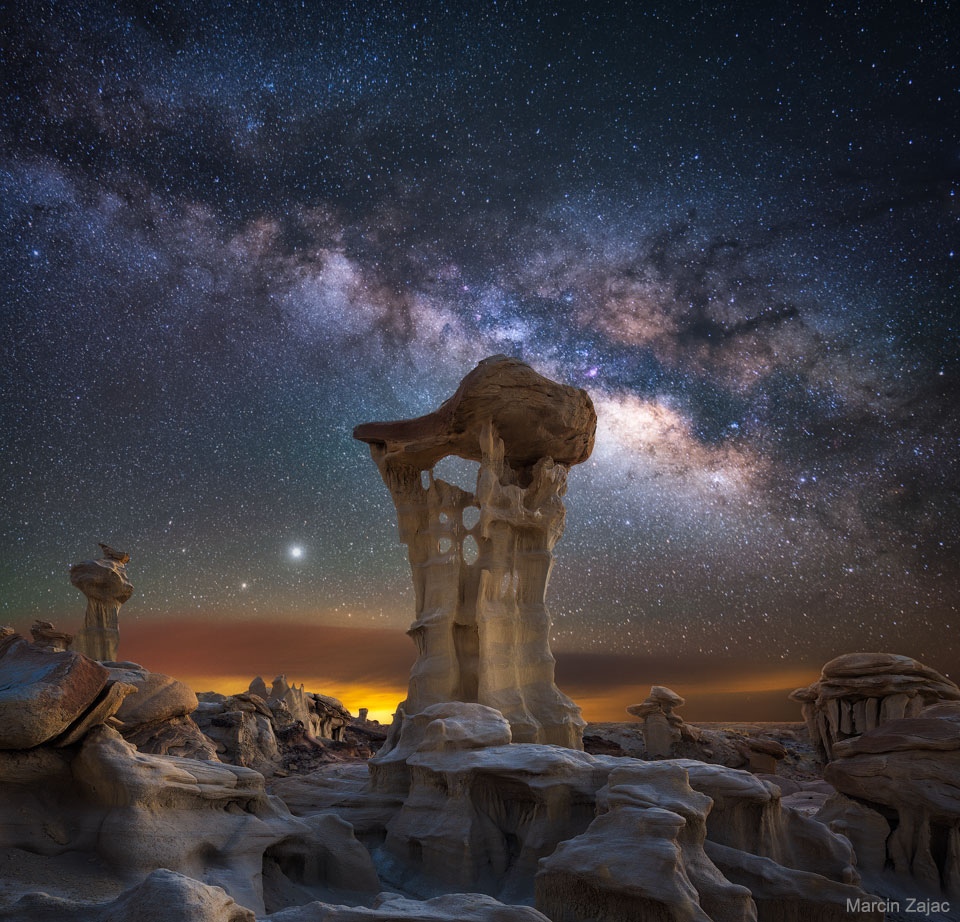 Die Planeten Saturn und Jupiter leuchten in den Badlands der Ah-Shi-Sle-Pah-Wildnis im San-Juan-Becken in New Mexico (USA).