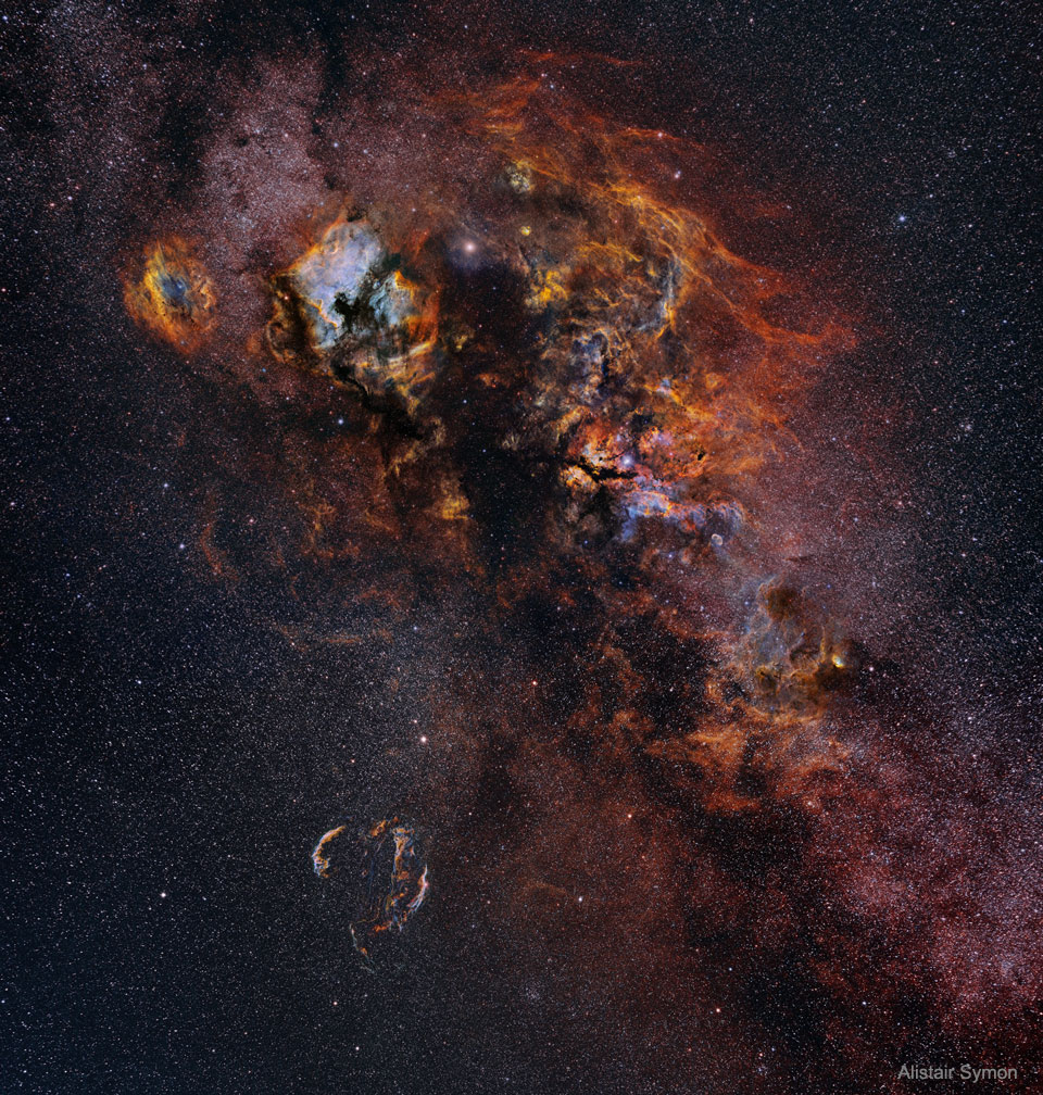 Diese kosmische Himmelslandschaft zeigt die Umgebung des hellen Sterns Deneb im Schwan mit dem Nordamerikanebel, dem Pelikannebel, dem Schleiernebel, dem nördlichen Kohlensack und viele andere Emissionsnebel und Sternhaufen.