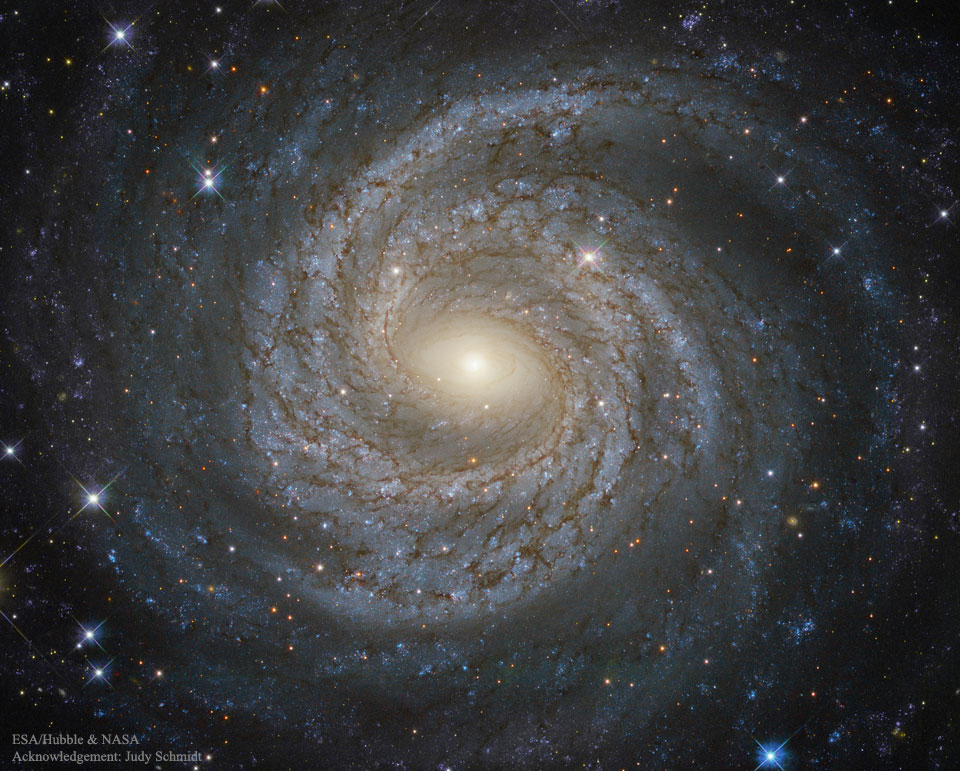 NGC 6814 ist eine klassische Spiralgalaxie mit einem Schwarzen Loch. Wegen der Aktivität in ihrem Zentrum wird sie als Seyfertgalaxie bezeichnet.