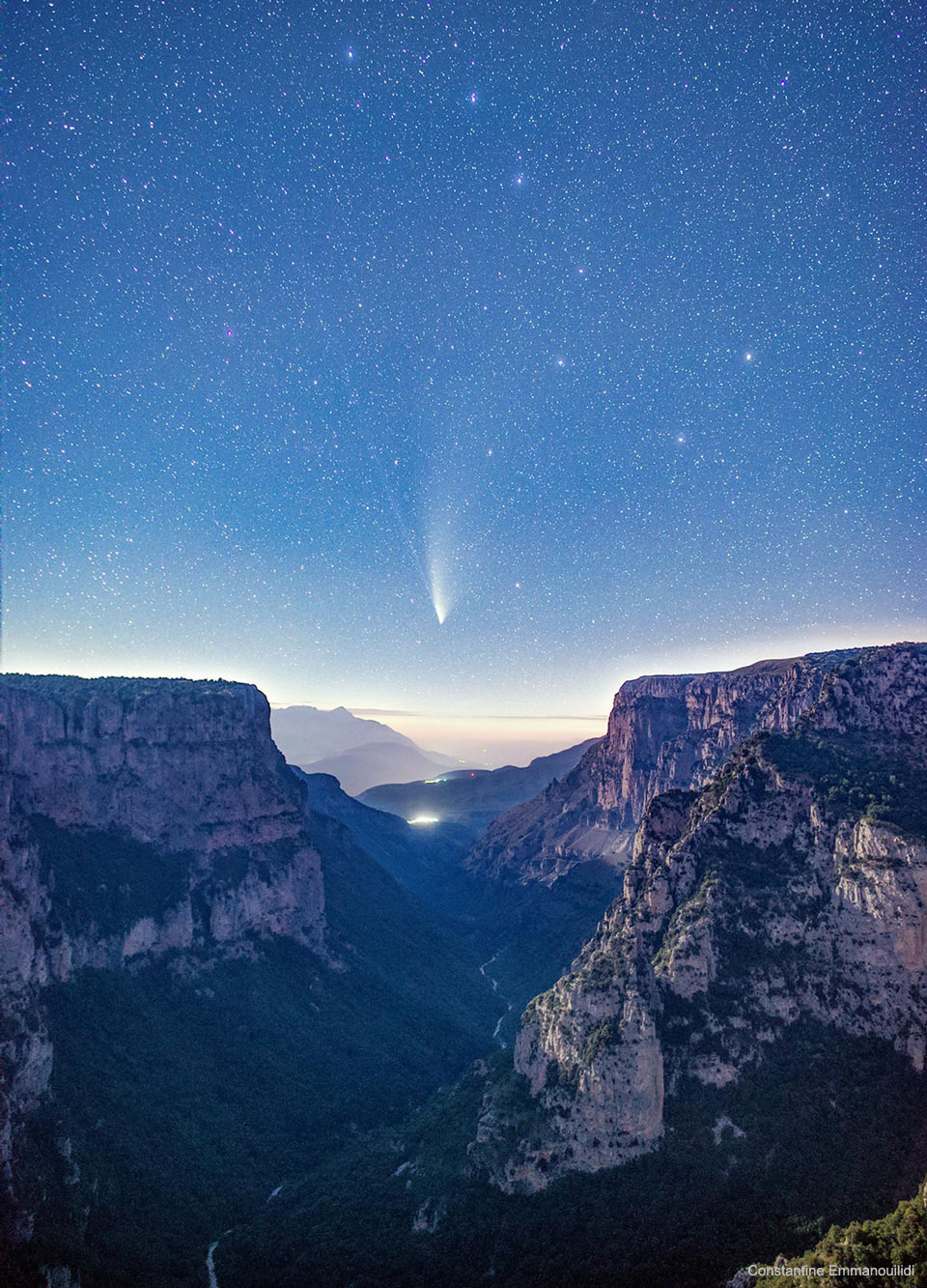 Komet C/2020 F3 (NEOWISE) über der Vikos-Schlucht in Nordgriechenland.