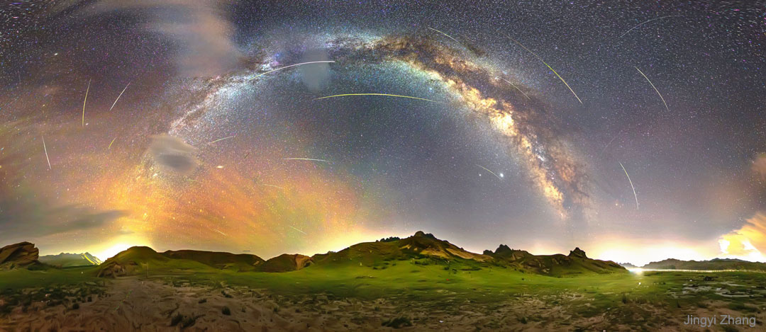 Auf diesem komprimierten Bild aus der inneren Mongolei in China verlaufen die Meteorspuren der Perseïden gekrümmt.