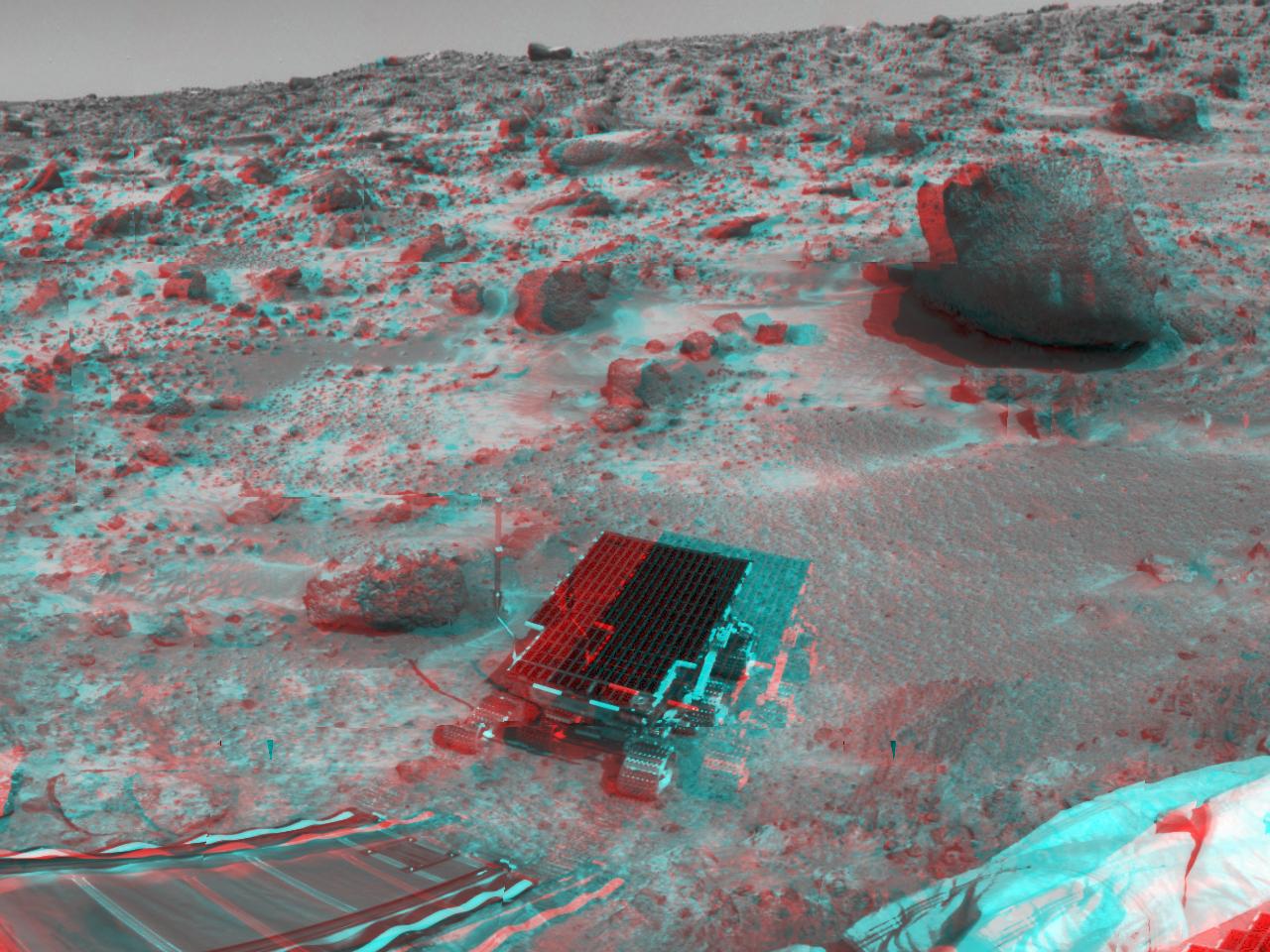 Dieses Bild zeigt die Rampe der Landesonde Pathfinder, den Roboter-Rover Sojourner, Prallkissen, eine Couch, Barnacle Bill und den Felsen Yogi.