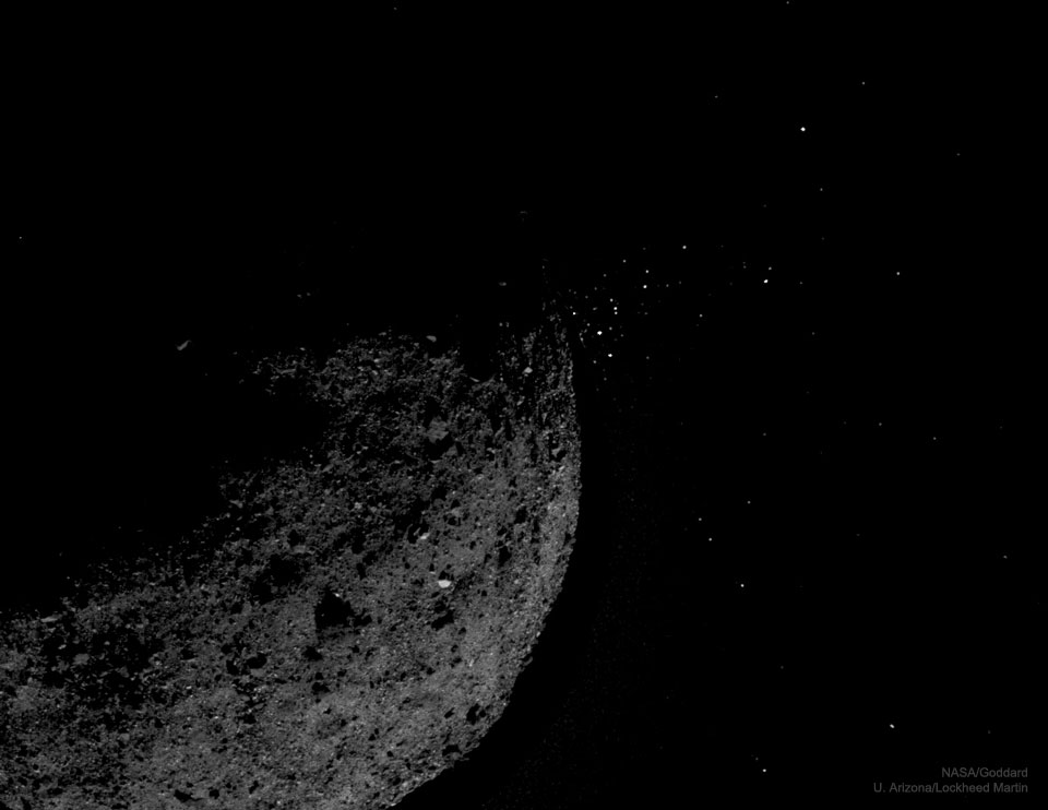 Die Roboter-Raumsonde OSIRIS-REx die Ende 2018 den Asteroiden 101955 Bennu erreichte, entdeckte einen Kiesauswurf.