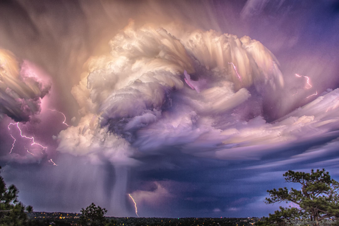 Dieses Bild vom Juli zeigt den Fluss von Blitze schlagenden Gewitterwolken über Colorado Springs in Colorado (USA).