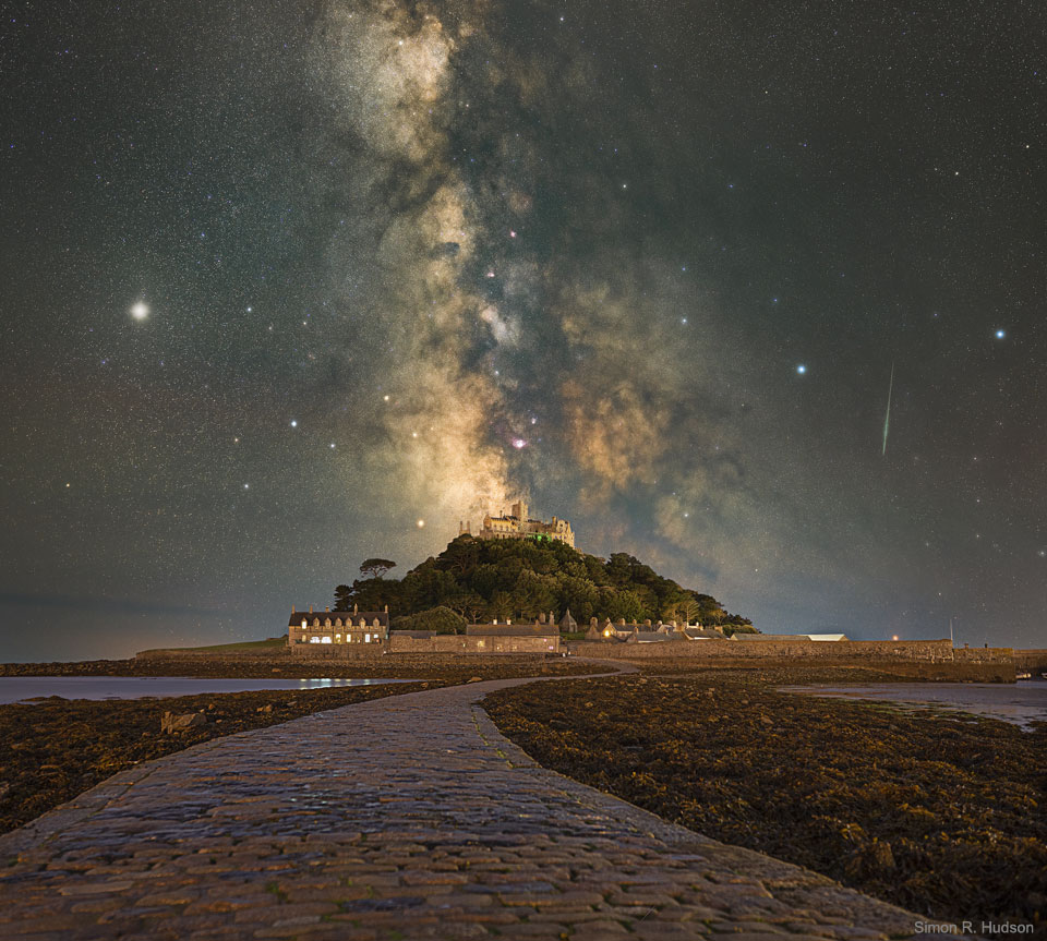 Zu St. Michael’s Mount führt bei Niedrigwasser ein Fahrdamm und am Himmel die Milchstraße.