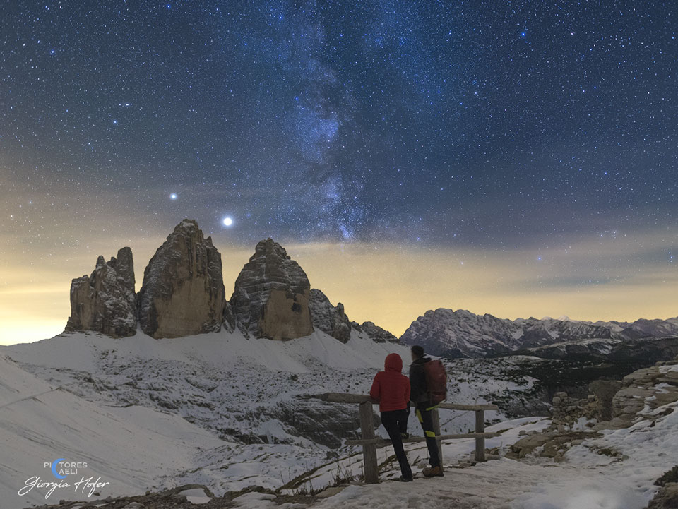 Begegnung der Planeten Jupiter und Saturn über den Drei Zinnen in den italienischen Alpen.
