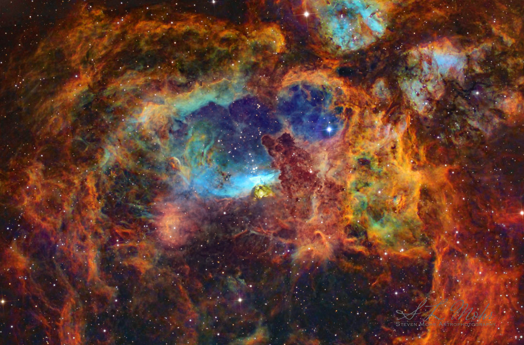 NGC 6357 enthält den offenen Sternhaufen Pismis 24 ungewöhnlich hellen, massereichen Sternen.